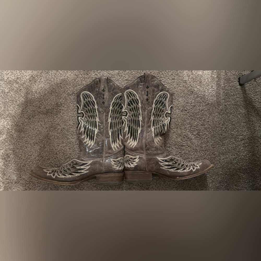 Women's Western Boots with Wing Design